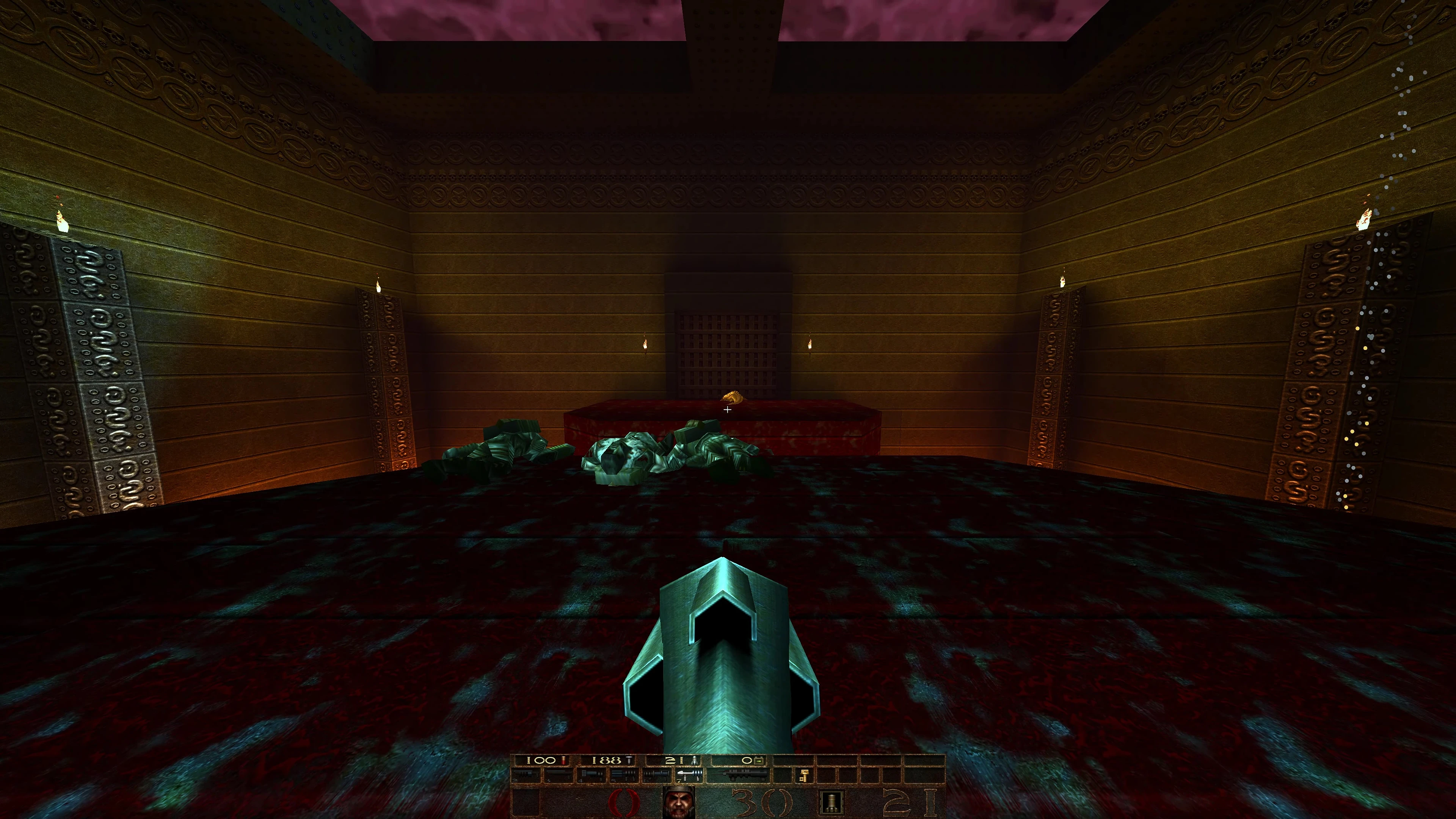 Ego-Perspektive im Quake Copper Mod mit einem dunklen Tempelraum und leuchtenden Waffen auf roten Steinplattformen