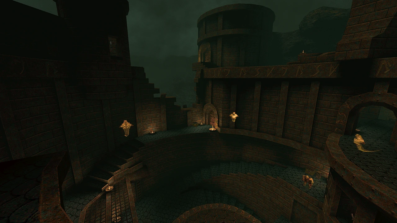Widok na ciemny, starożytny kamienny amfiteatr z moda Deathmatch do Quake z schodami i pochodniami