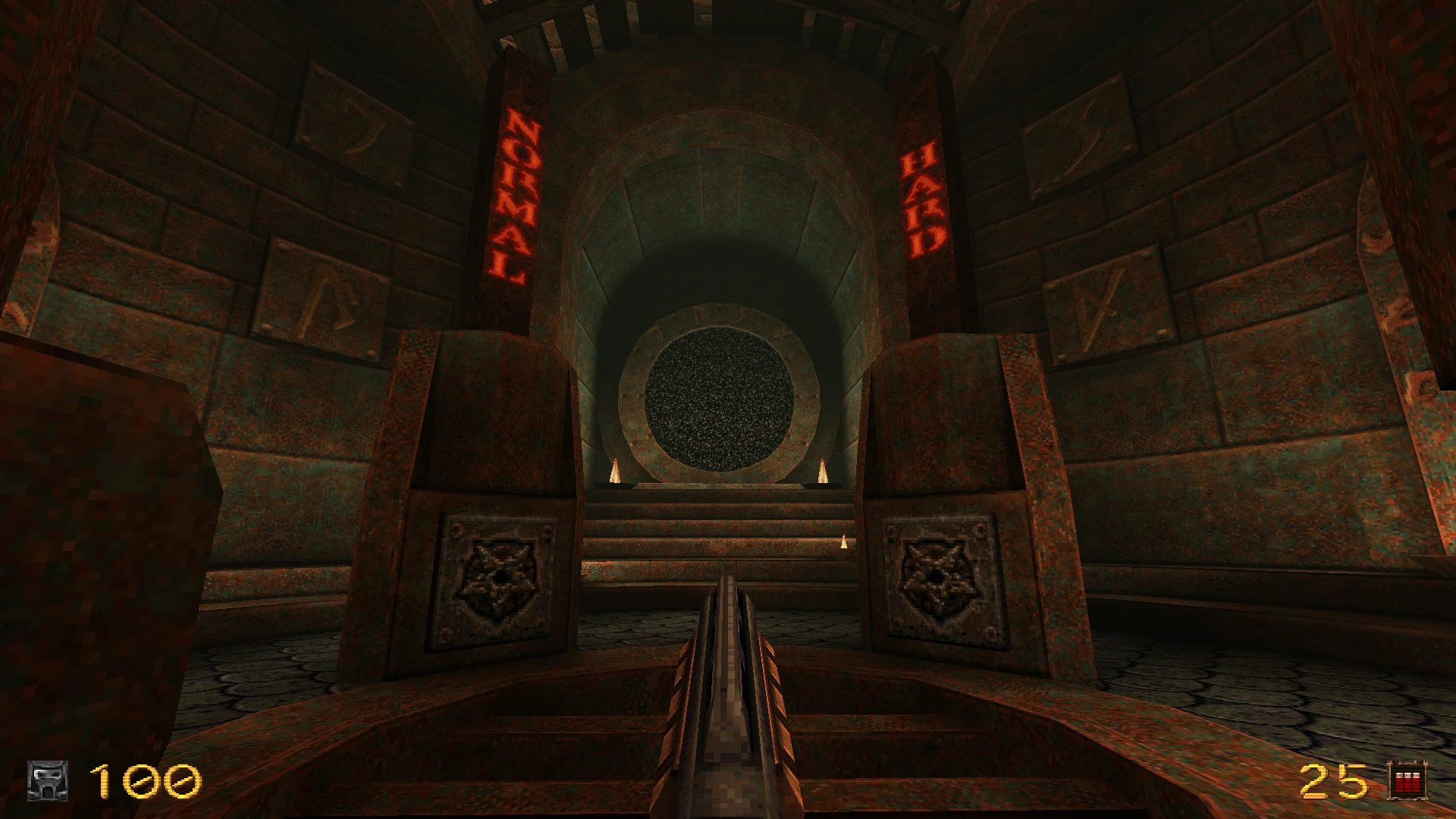Widok z perspektywy pierwszej osoby na zardzewiałą starożytną arenę z portalem i świecącymi napisami Normal i Hard w modzie Quake