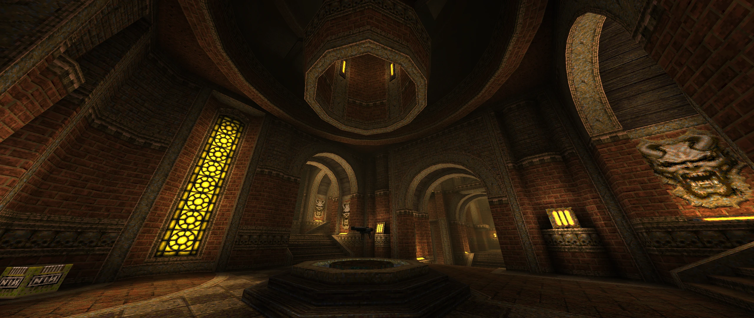 Vista interior de un pasillo gótico de ladrillo con puertas arqueadas y vitrales amarillos en el mod de Quake Epochs of Enmity
