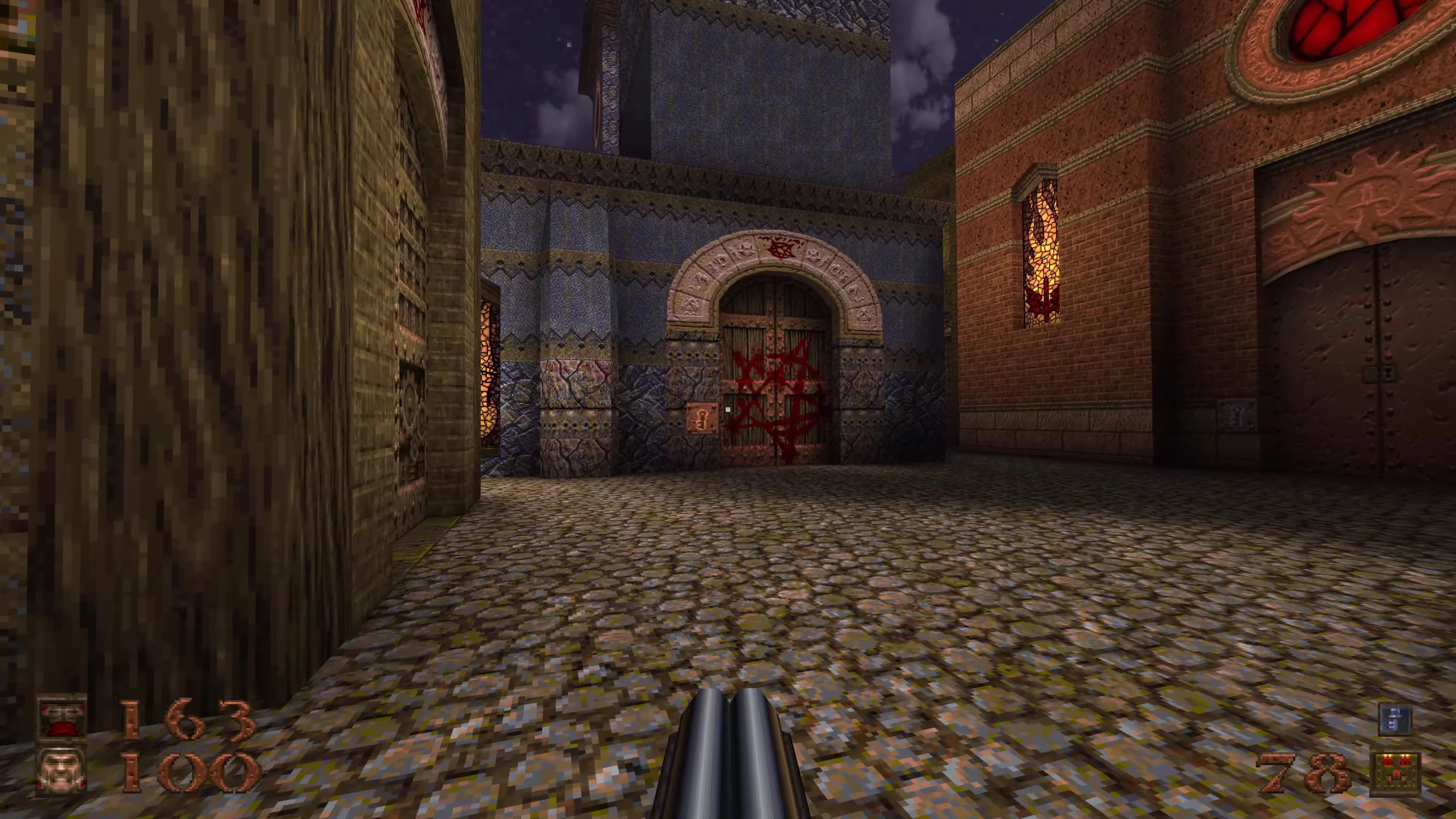 Vista en primera persona en el mod de Quake con escopeta apuntando a una puerta de madera con grafiti en una calle adoquinada con poca luz