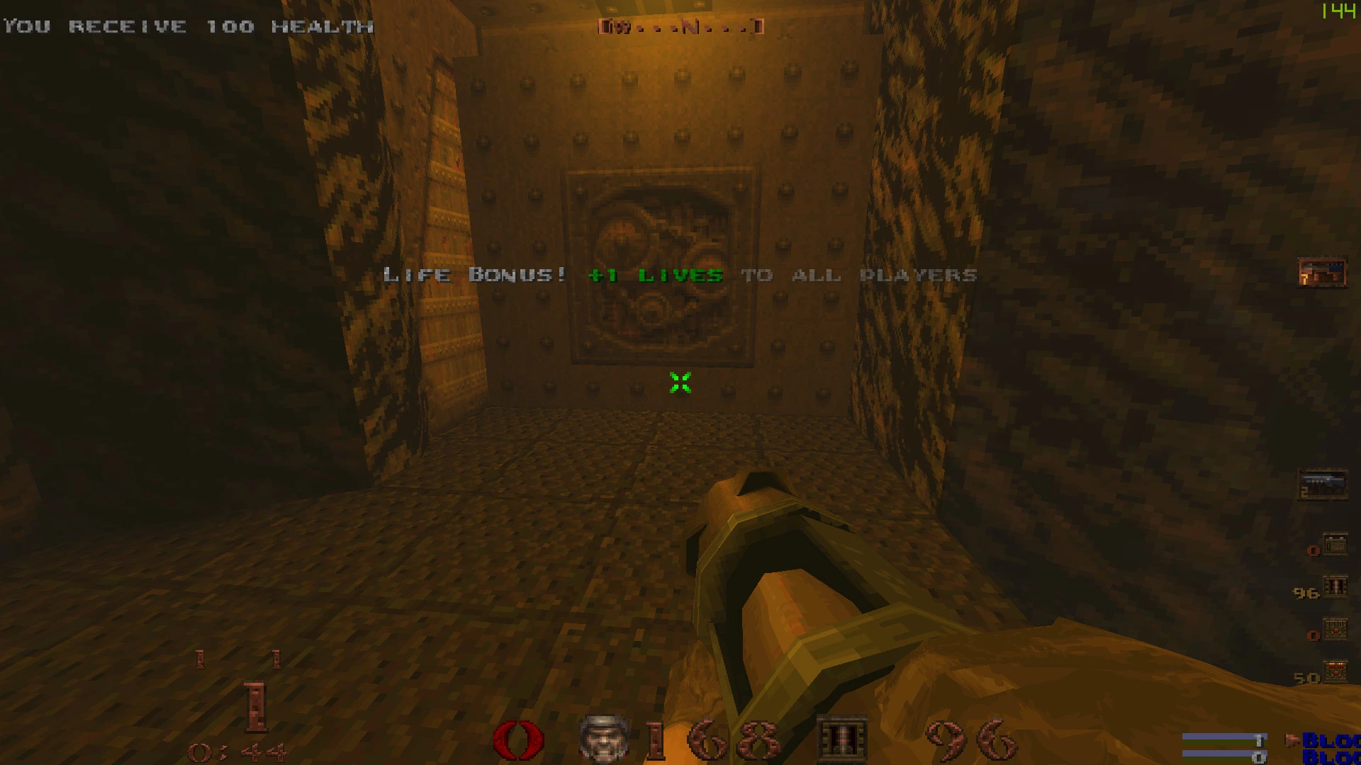 Ego-Perspektive im Quake 1.5 Mod mit Spielerwaffe in dunklem Korridor und Lebensbonus-Meldung