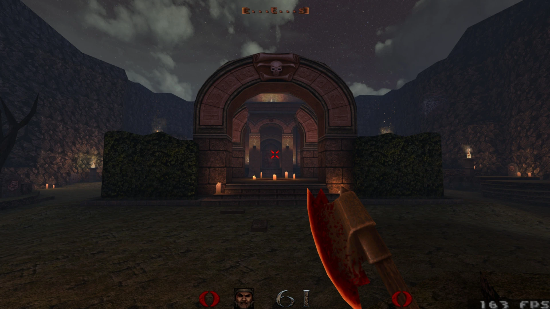 Вид на мрачный вход в храм ночью из мода Quake Epsilon Build с окровавленным топором на переднем плане