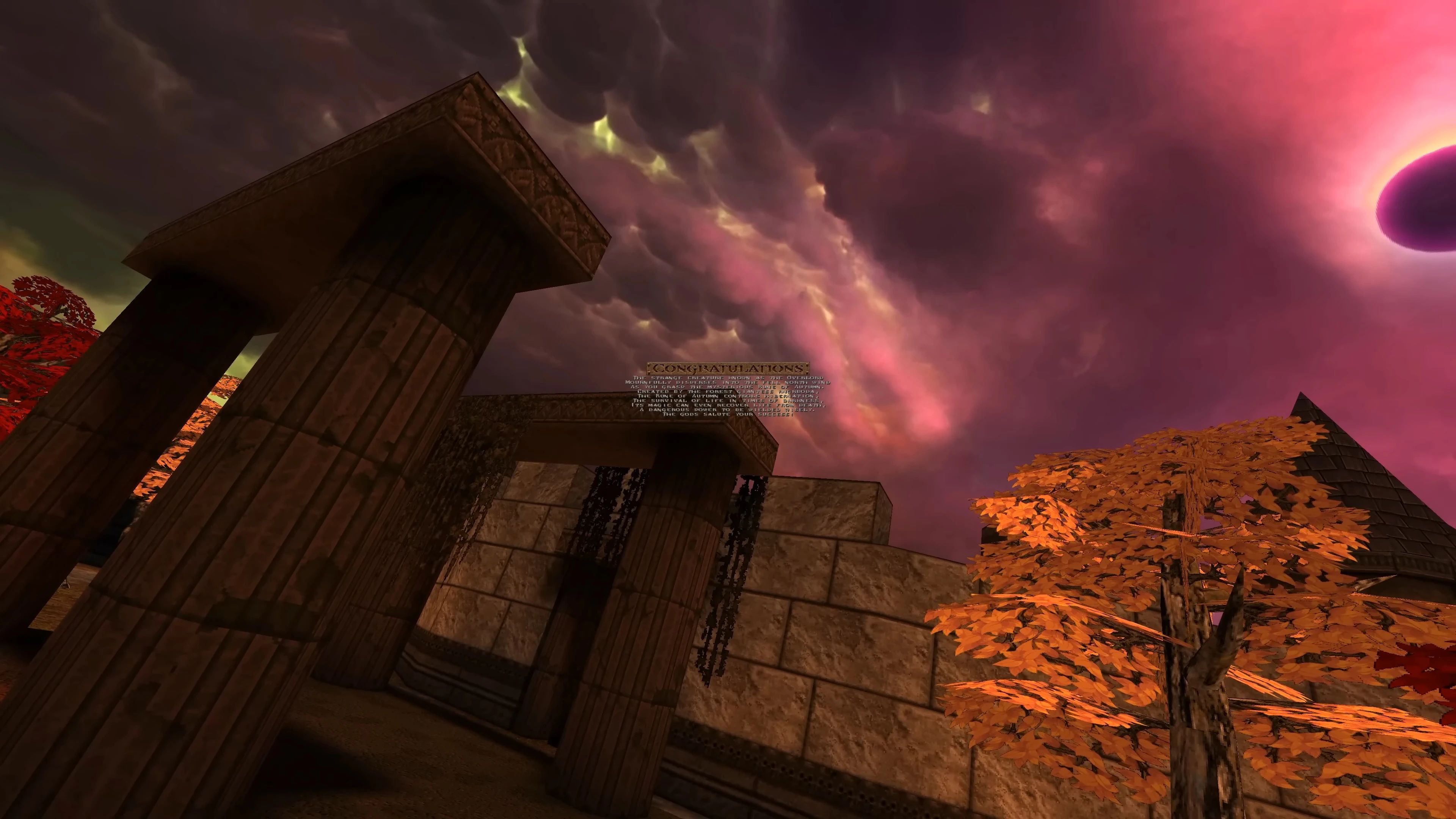 Ansicht von steinernen Säulen und orangefarbenem Laub unter einem dramatischen violetten Himmel im Quake Mjölnir Mod