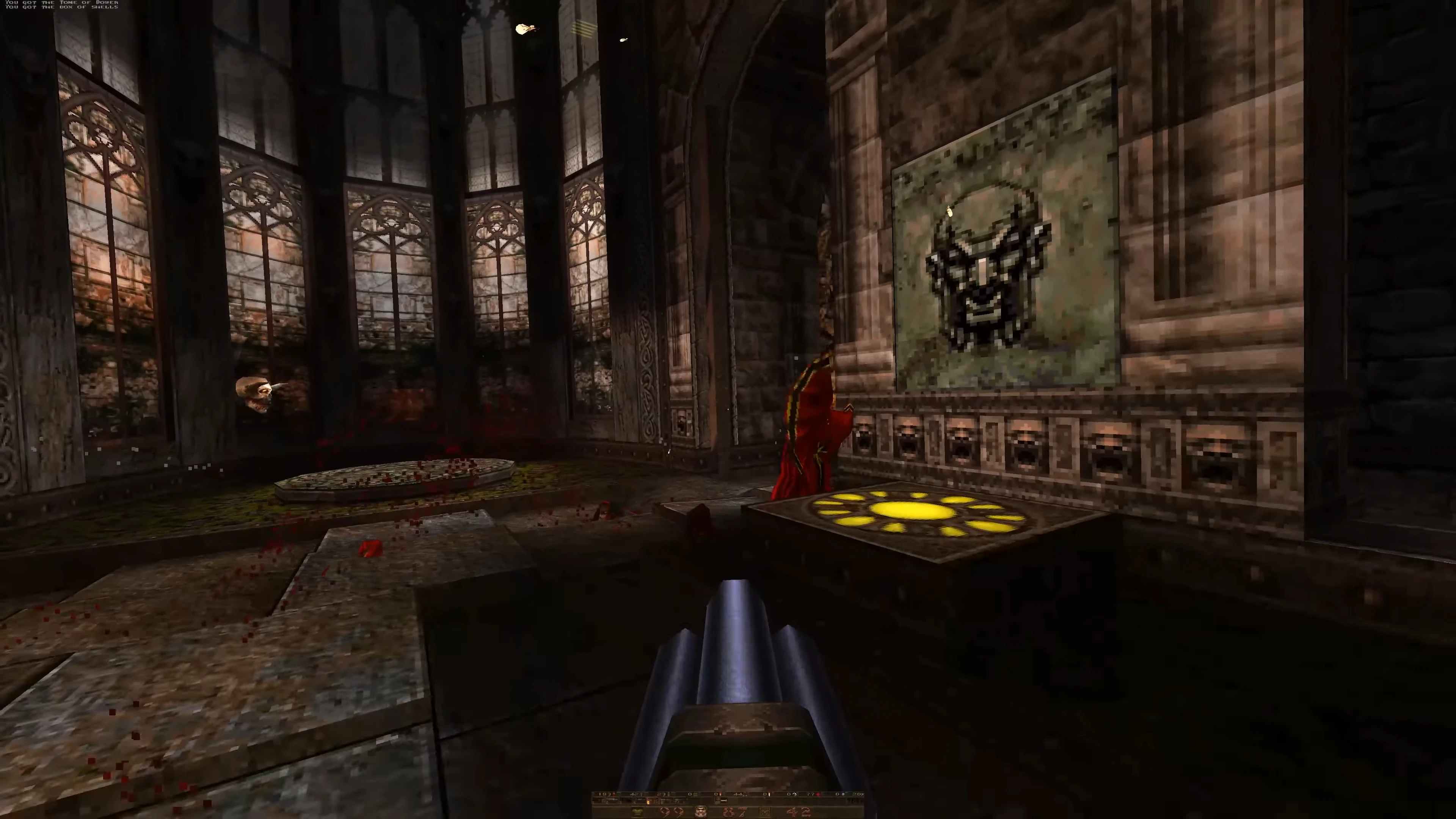 Bild aus dem Quake-Mod Mjölnir zeigt den Lauf einer Schrotflinte in einer dunklen, verzierten gotischen Kathedrale mit schwebendem Schädel und einer rot gekleideten Figur
