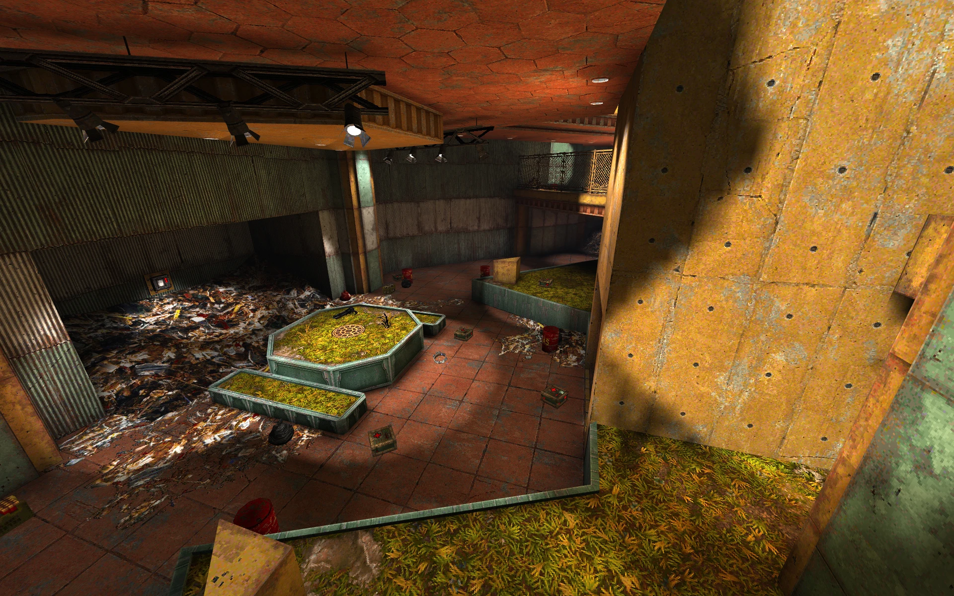 Blick auf einen schwach beleuchteten Industrie-Raum mit Wellblechwänden, rostigen Fässern und moosbedeckten Plattformen im Quake Rotting Jam Mod