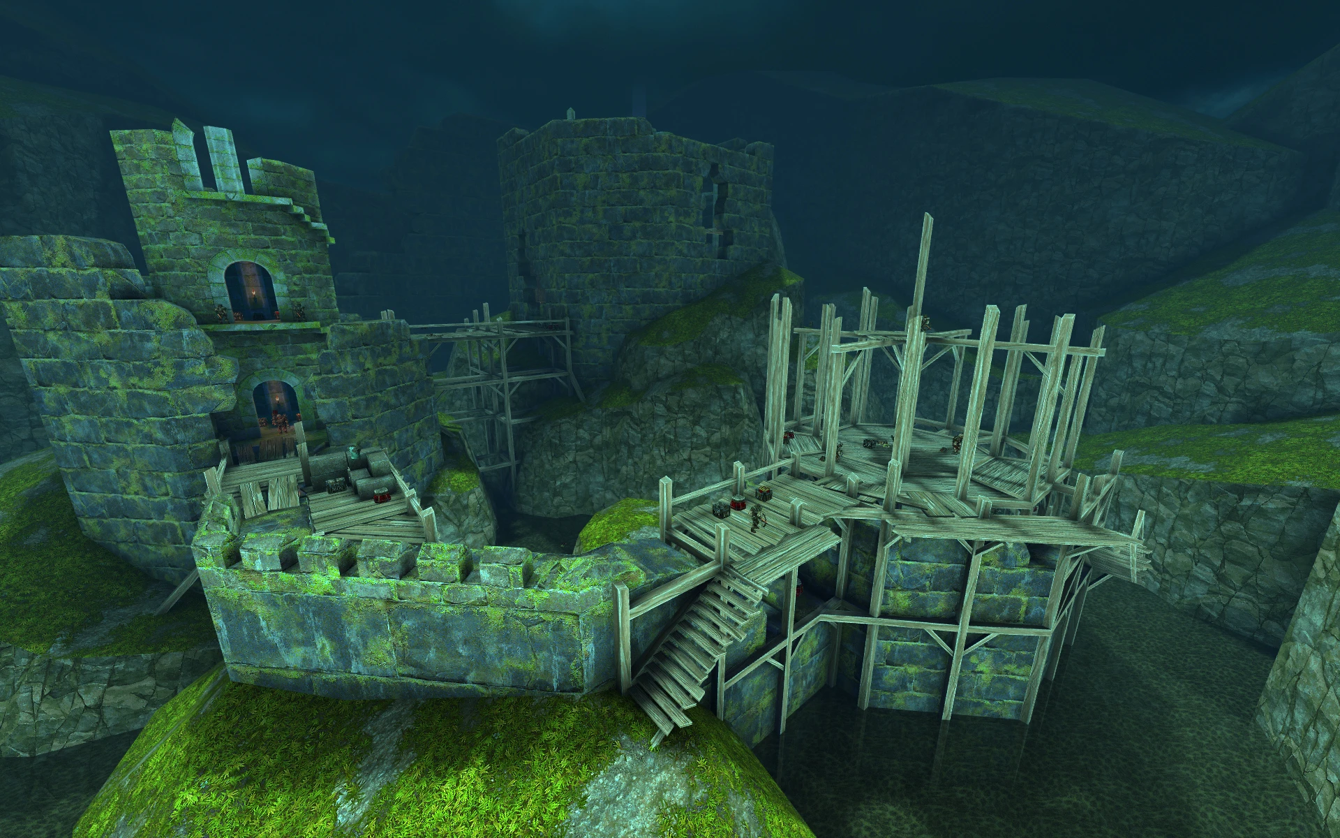Eine moosbedeckte steinerne Festung mit Holzgerüsten und Kisten in einer dunklen, bergigen Gegend im Quake-Mod Rotting Jam