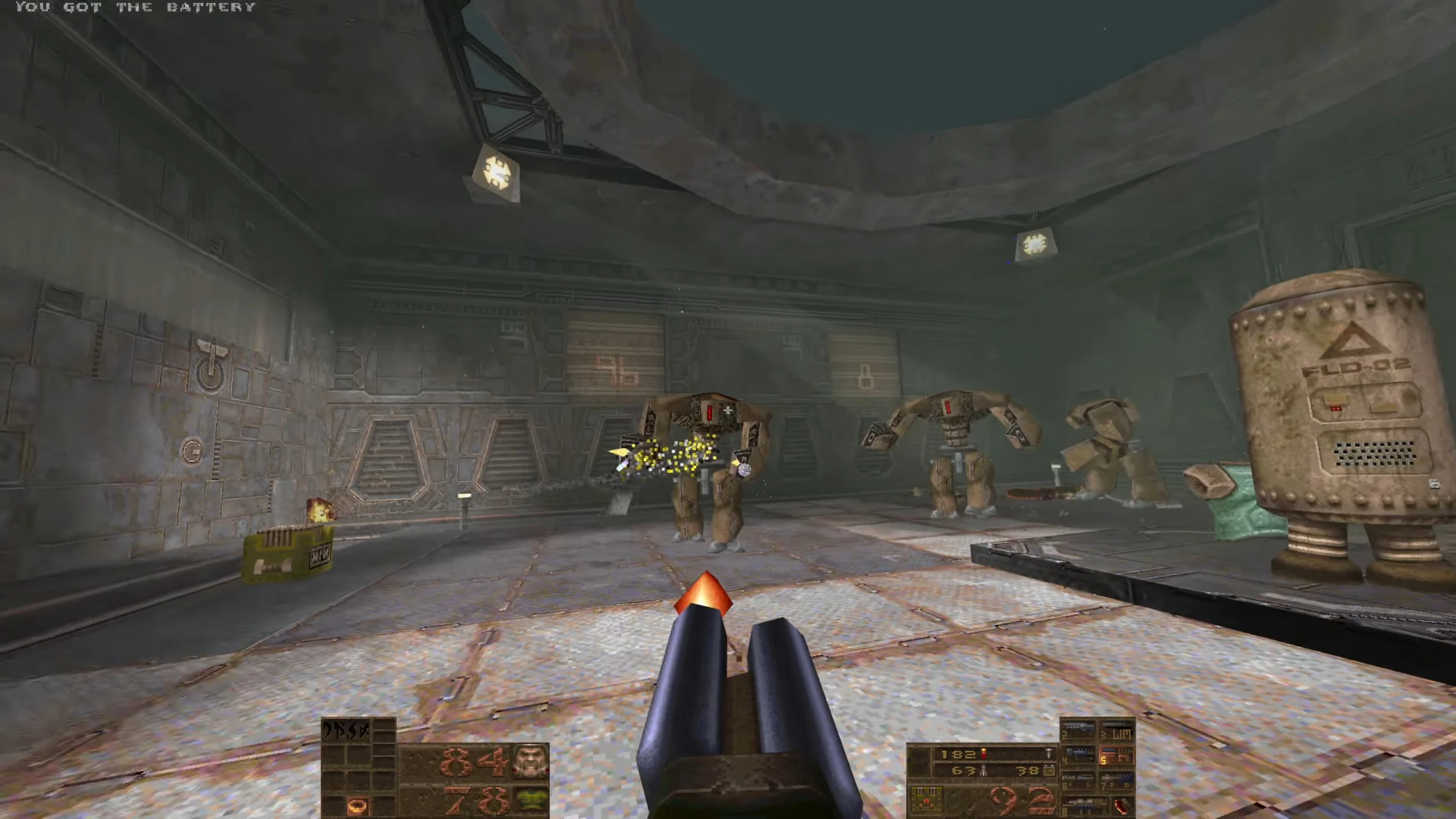 Ego-Perspektive beim Schießen auf Robotergegner in einer industriellen Sci-Fi-Umgebung im Quake 1996 Mod Rotting Jam