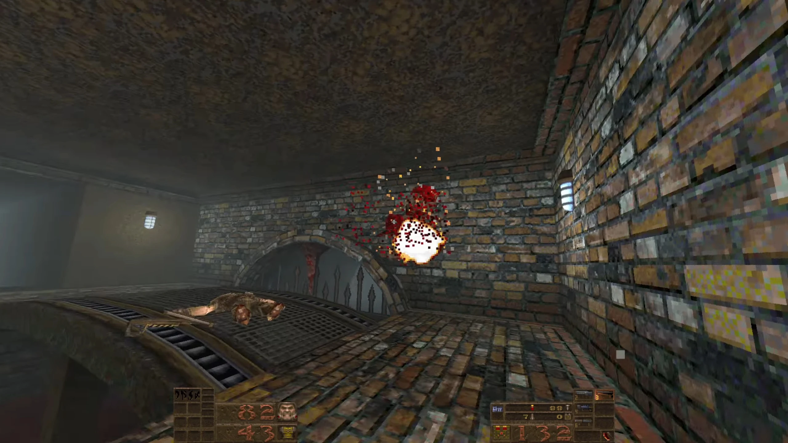 Screenshot des Rotting Jam Mods für Quake 1996 zeigt Spieler, der in einem Gang mit Ziegelwänden schießt, Blut- und Explosionseffekte