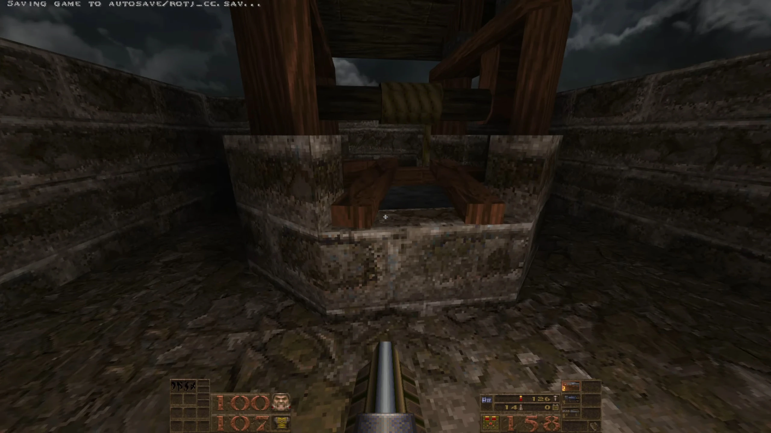 Spielansicht eines steinernen Brunnens mit Holzbalken und Seil unter dunklem wolkigem Nachthimmel im Quake 1996 Mod Rotting Jam