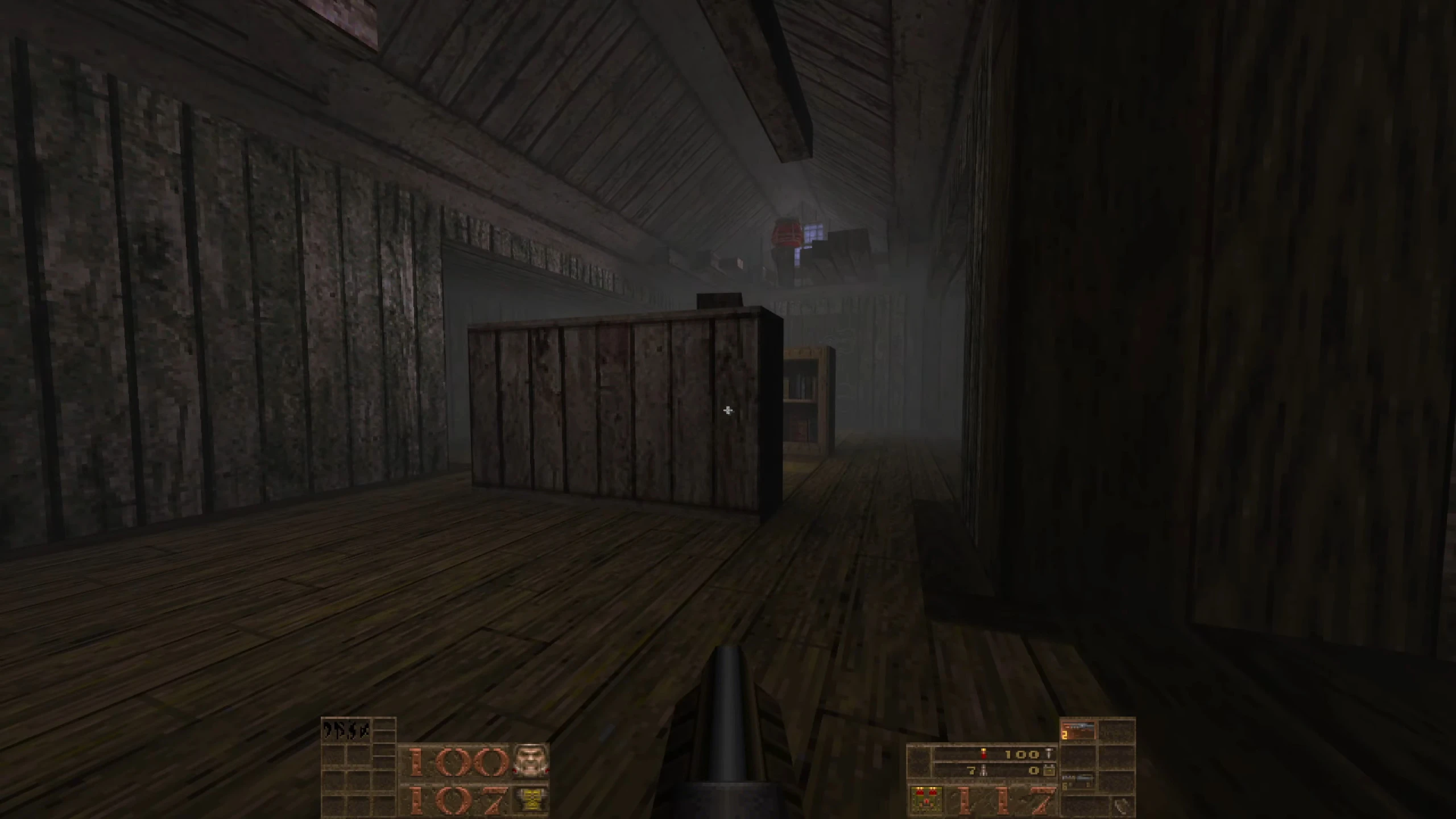 Screenshot eines dunklen Holzraums mit Kisten und Regalen im Quake-Mod Rotting Jam