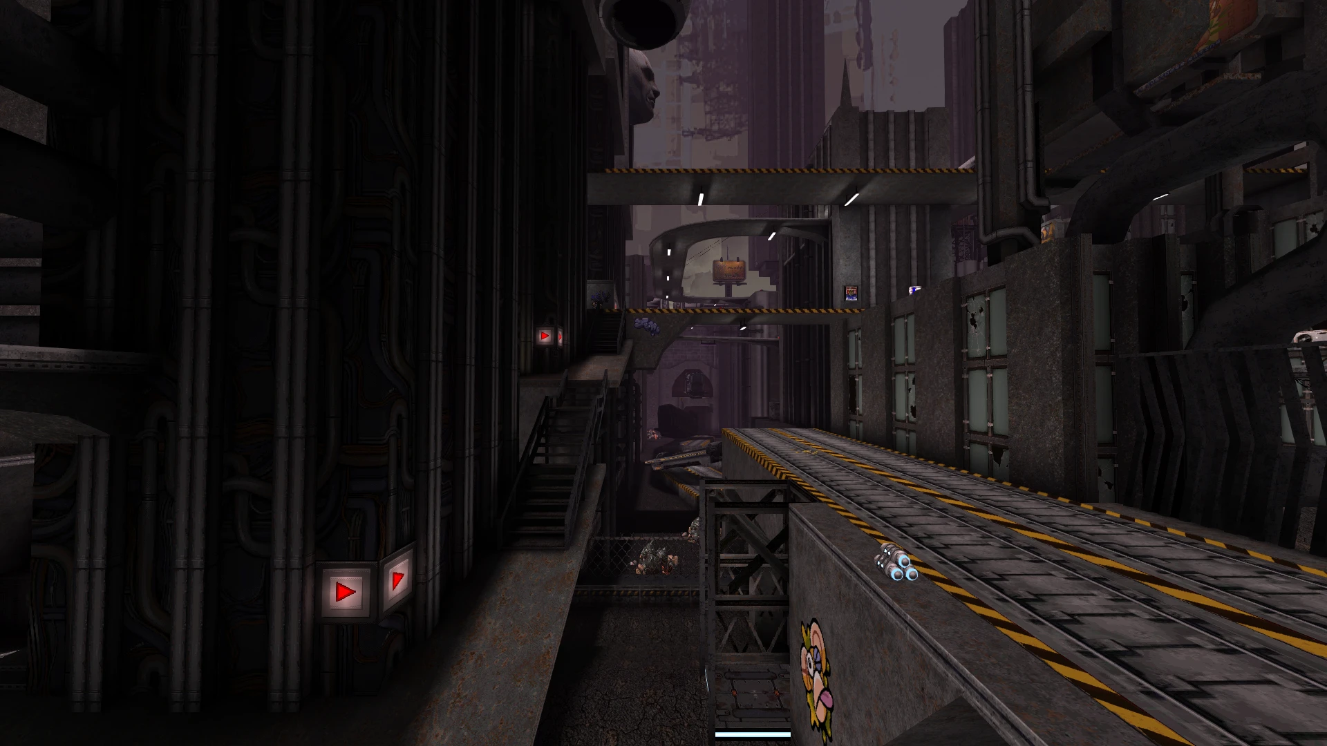 Dunkles futuristisches Industriegebiet mit Gehwegen, Rohren und Cartoon-Aufkleber auf Metalloberfläche im Quake-Mod