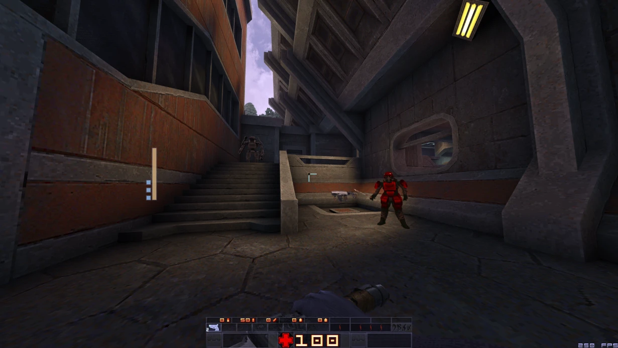 Juego del mod Quake Sprawl 96 mostrando a un jugador enfrentándose a un enemigo con armadura roja en un nivel urbano industrial