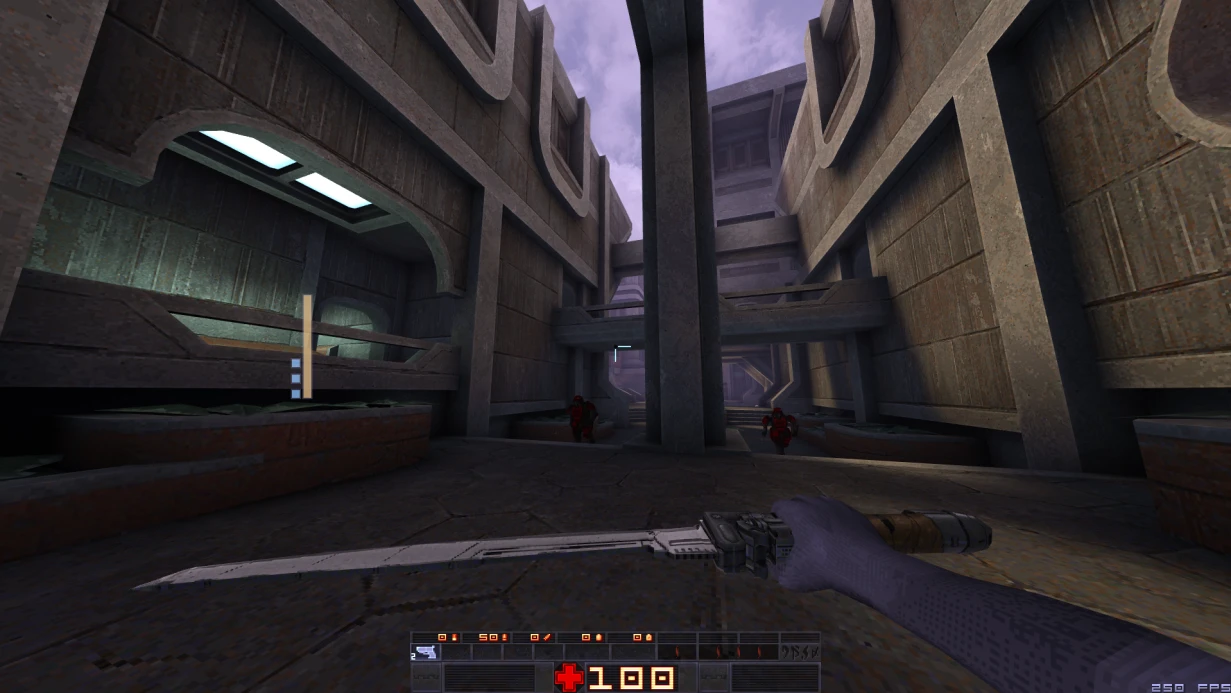 Vista en primera persona de un cuchillo futurista y dos enemigos en un entorno industrial de concreto en el mod Sprawl 96 de Quake