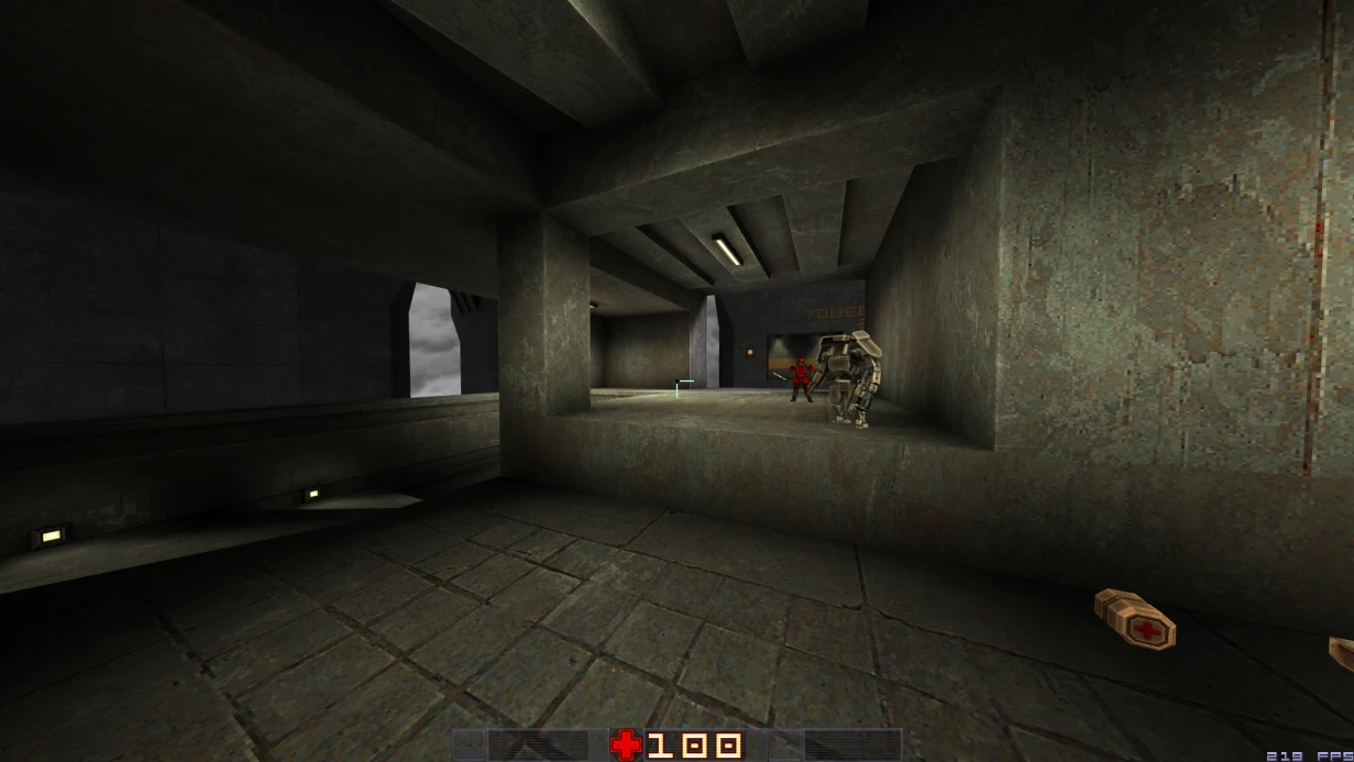 Captura del mod Sprawl 96 en Quake mostrando una zona industrial oscura con dos personajes y kits de salud