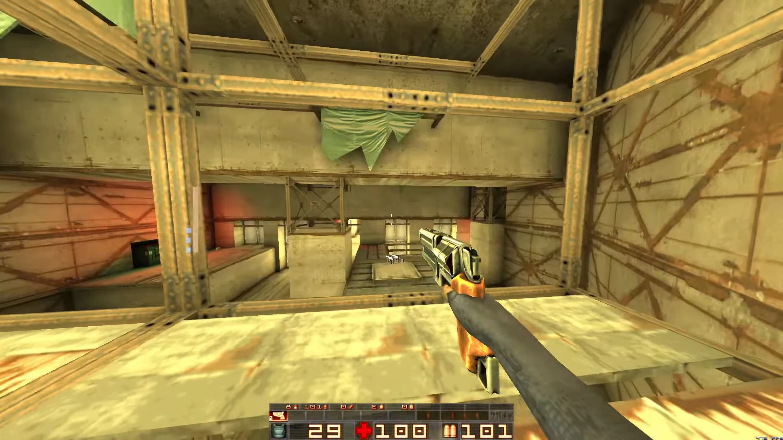 Jugador con pistola dentro de un entorno industrial oxidado en el mod Sprawl 96 de Quake