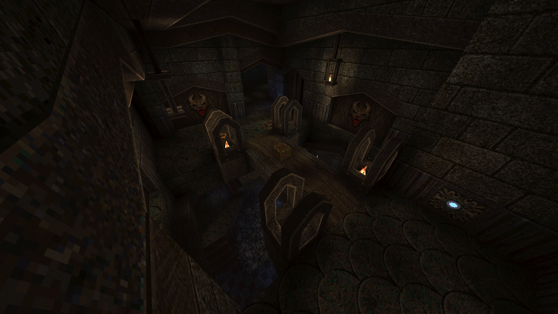 Вид сверху на тёмную готическую арену в моде Quake Tainted с каменными стенами, деревянным мостом и огненными факелами