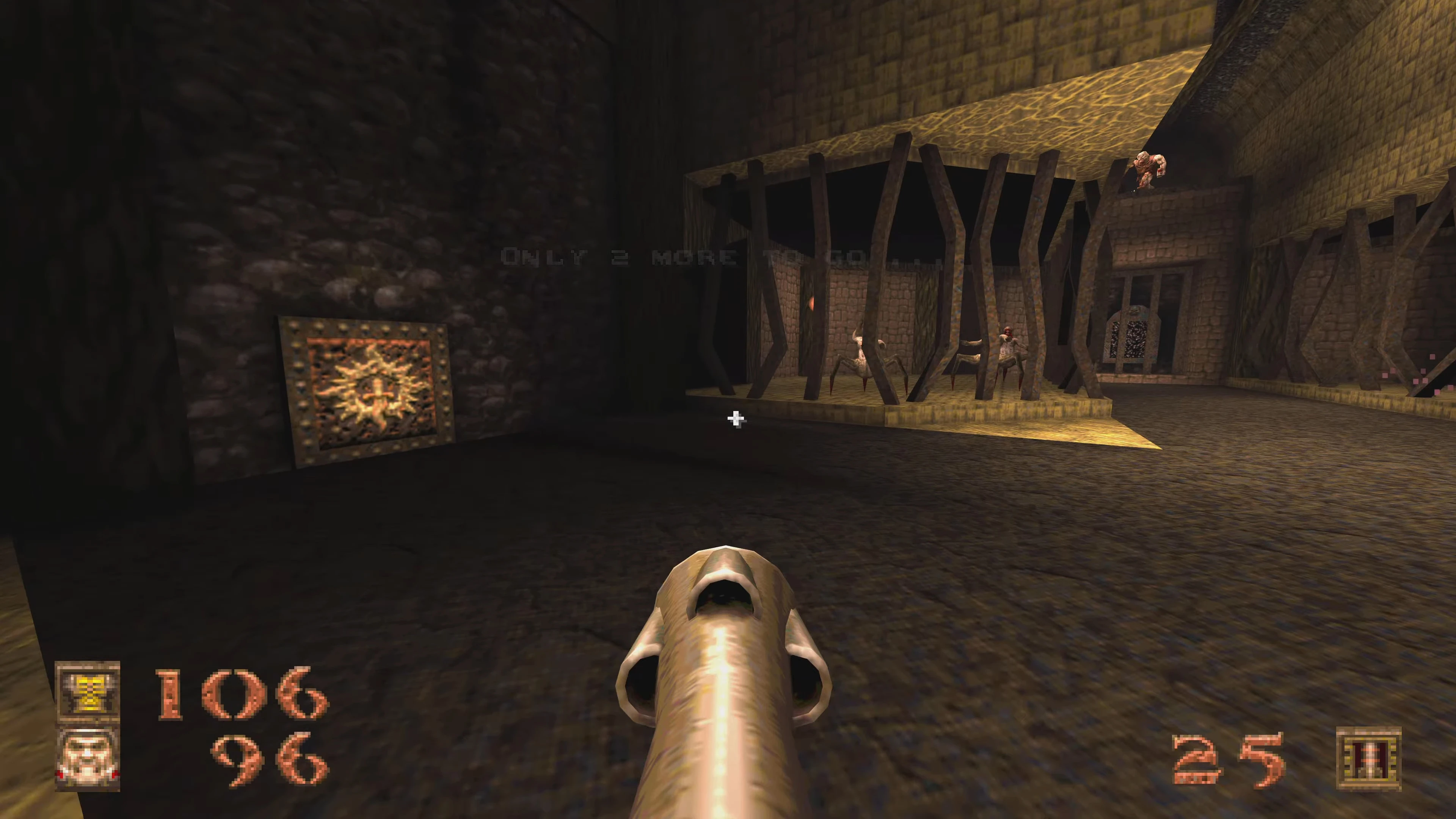 Widok gracza z strzelbą w ciemnym lochu z klatkami na potwory w modzie The Spiritworld do Quake