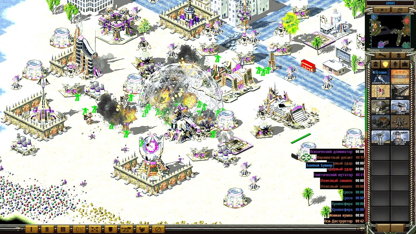 Captura de pantalla de una base en el desierto bajo ataque con torres futuristas y mechs luchando en el mod C&C Revolt GLA