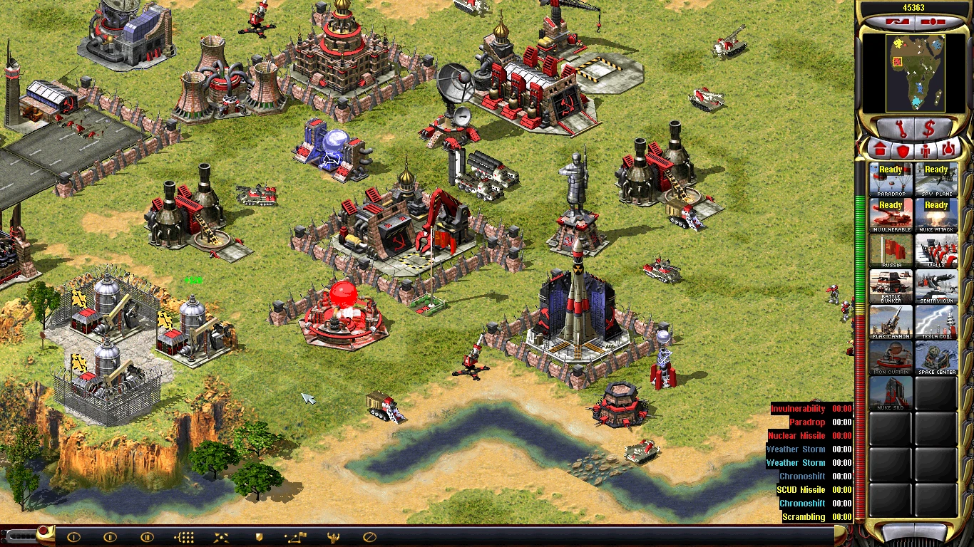 Captura de pantalla de una base militar fortificada con diversas estructuras y unidades en un mod de estrategia en tiempo real