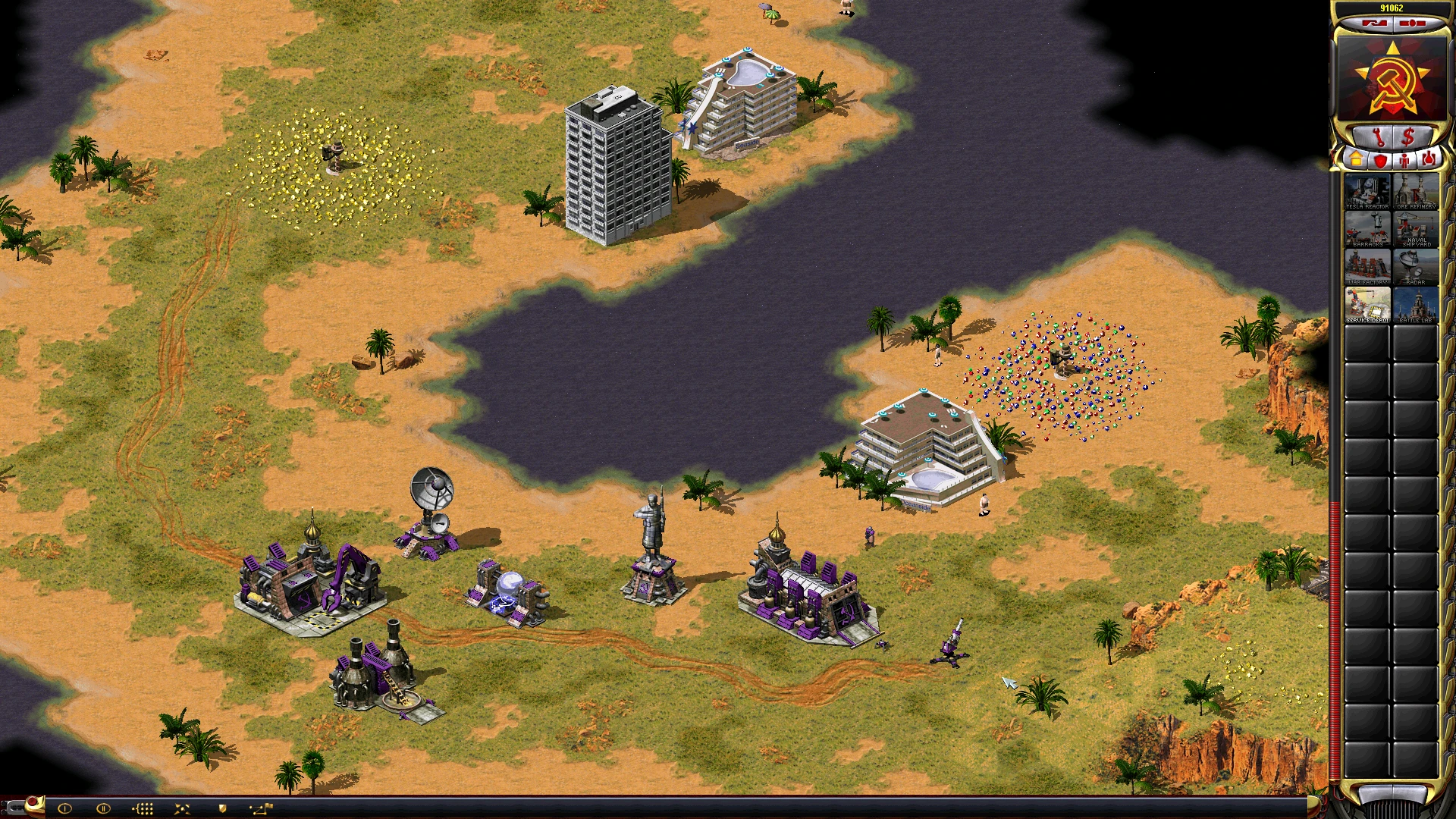 Captura del juego mostrando una base en el desierto con edificios y unidades alrededor de agua en el mod C&C Revolt GLA