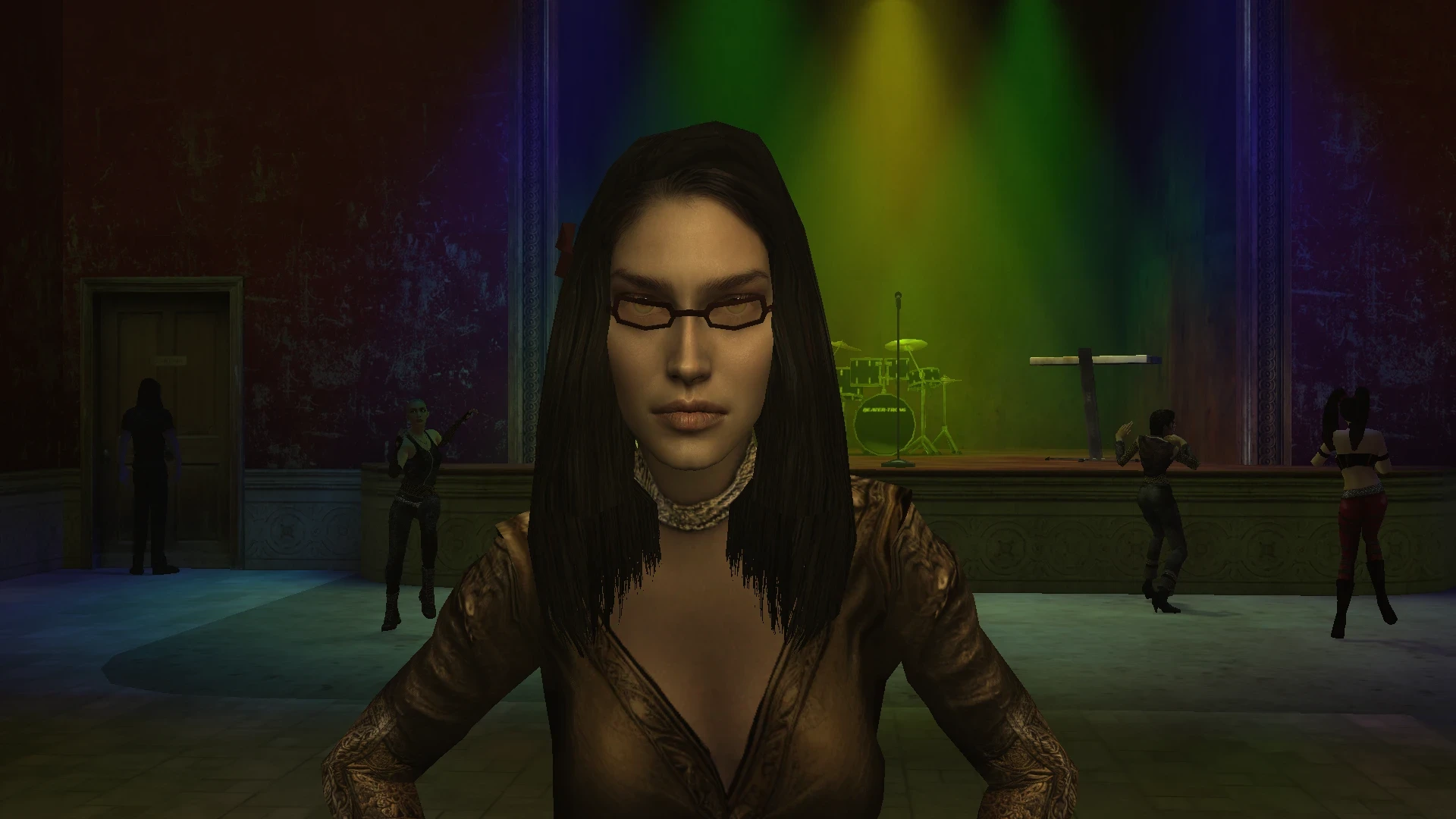 Zbliżenie na postać kobiety-wampira z okularami w klubie nocnym z moda Vampire The Masquerade 2004