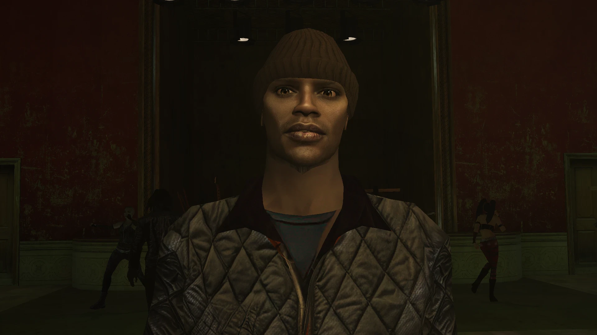 Zbliżenie na męską postać gracza w czapce i pikowanej kurtce w słabo oświetlonym wnętrzu z Vampire The Masquerade Bloodlines