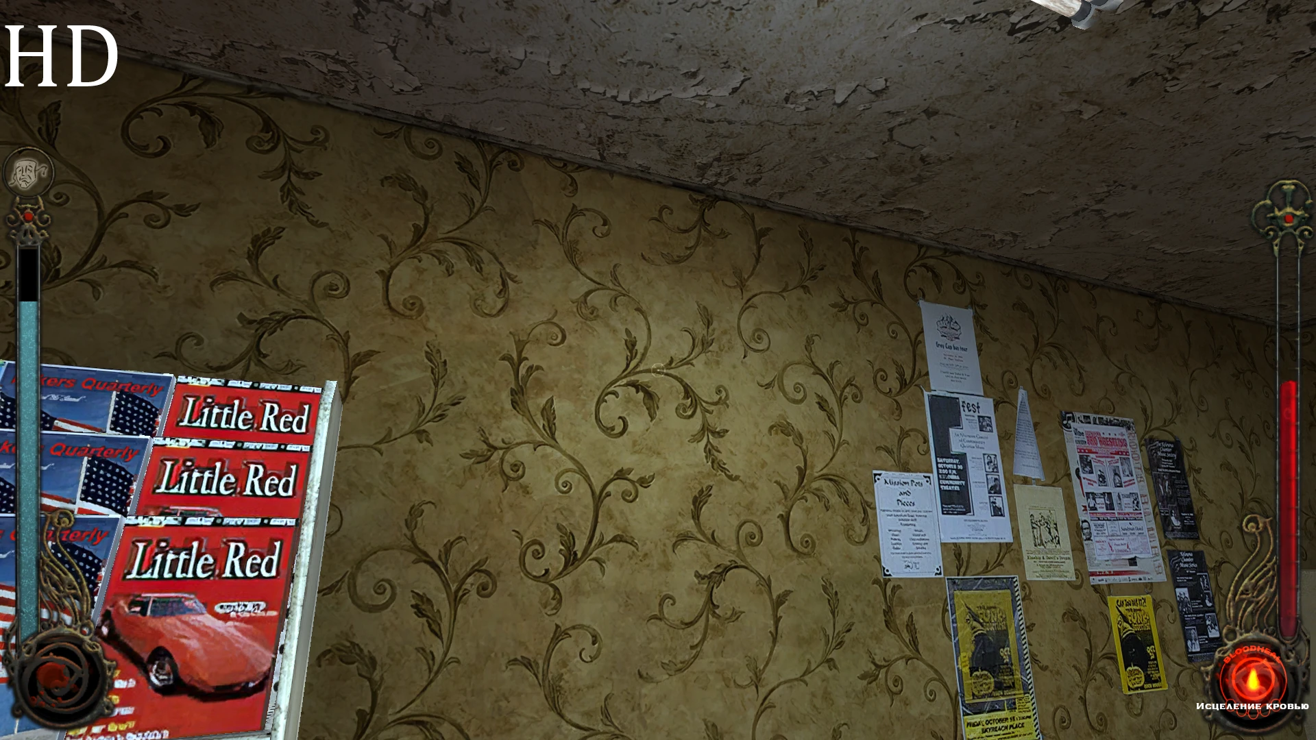Vista del juego de una pared con papel tapiz floral y varios carteles junto con portadas de revistas Little Red con coche rojo, elementos HUD del mod visibles