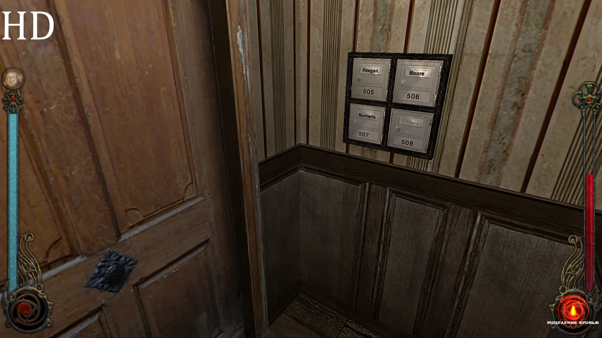 Captura de pantalla con texturas HD mejoradas en puerta de madera, buzones y esquina de pared en mod VTMB