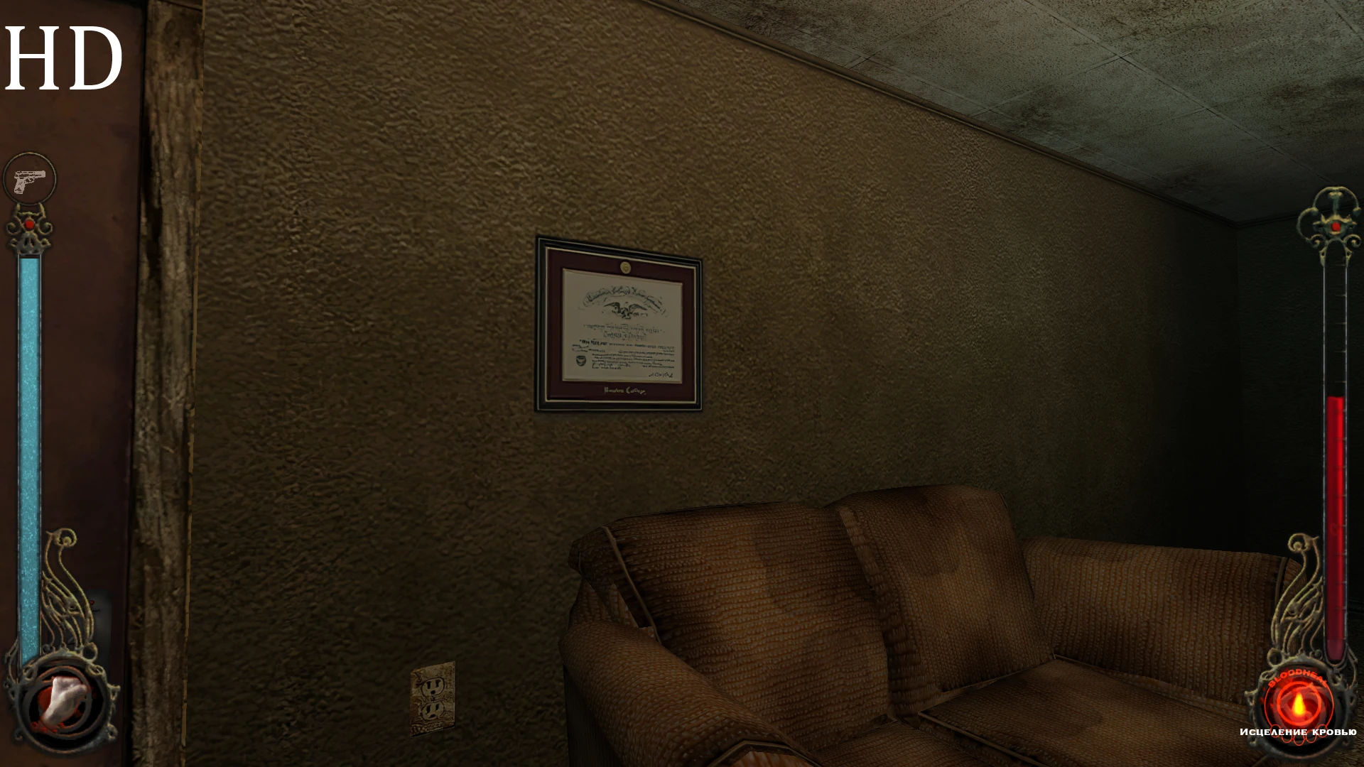 Captura de pantalla del juego mostrando texturas detalladas de sofá y pared con documento enmarcado en el mod VTMB