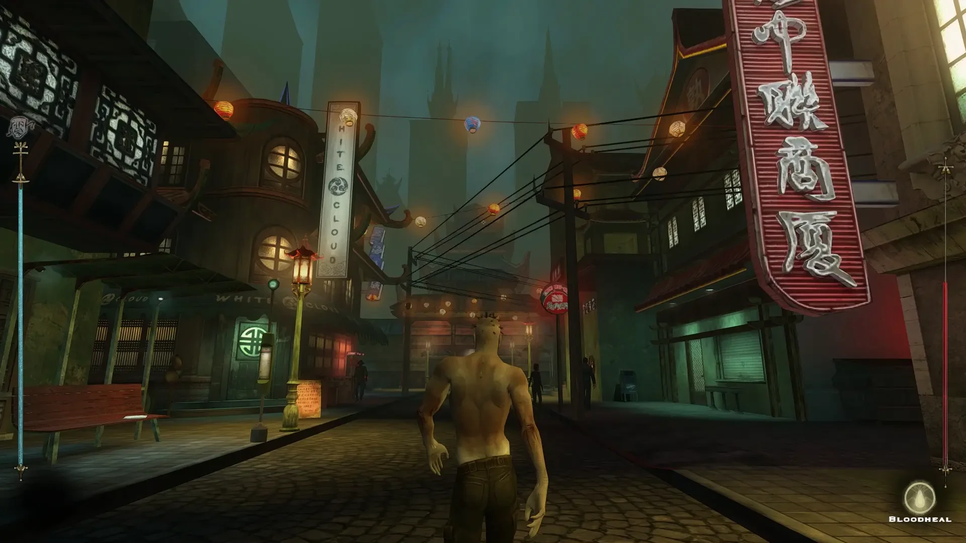 Personaje jugador caminando sin camisa por una calle con niebla en Chinatown iluminada con faroles y neones