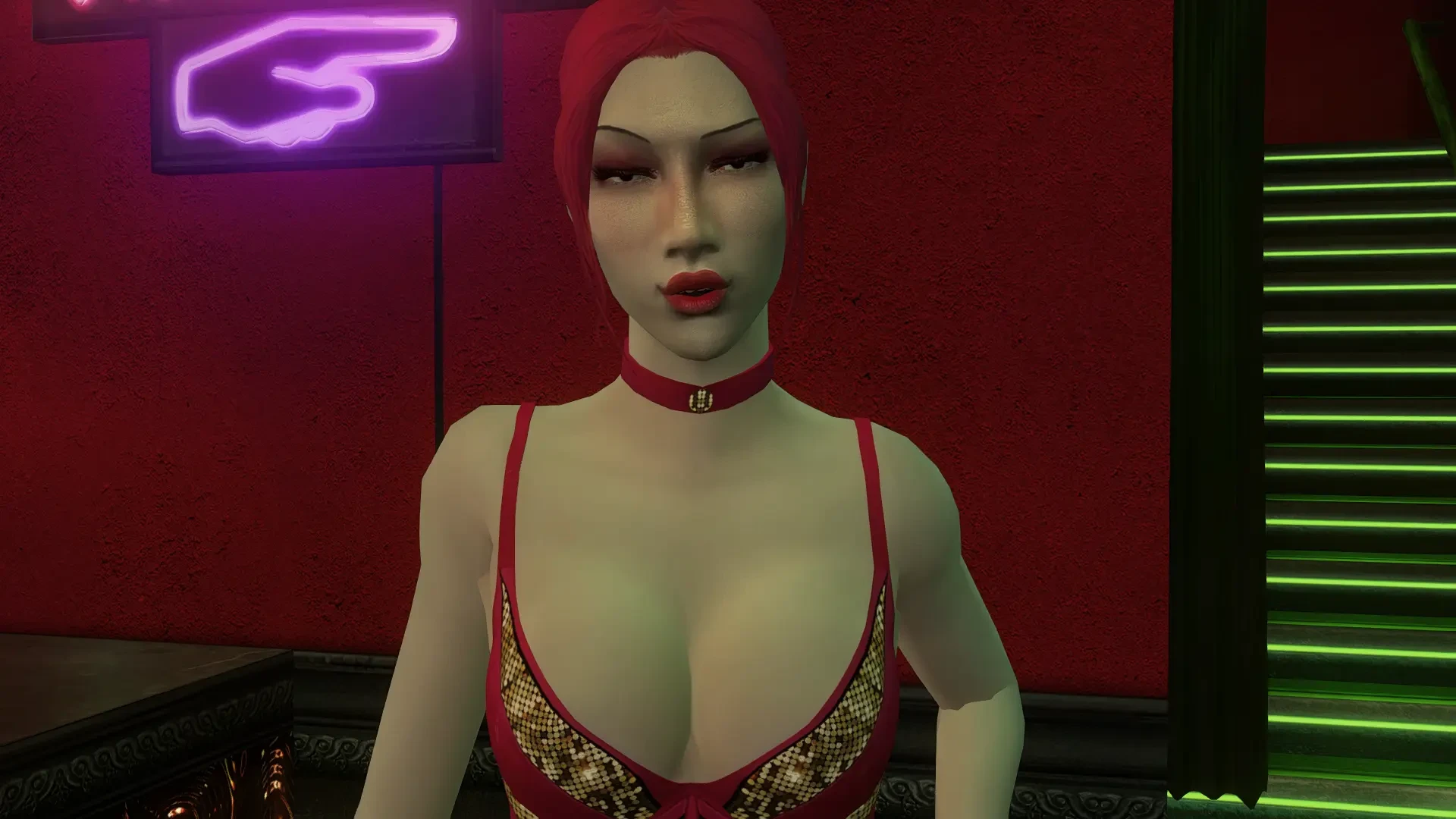 Primer plano de una vampira femenina con ropa roja dentro de un club, mostrando detalles faciales y de vestimenta del mod VTMB HD Overhaul