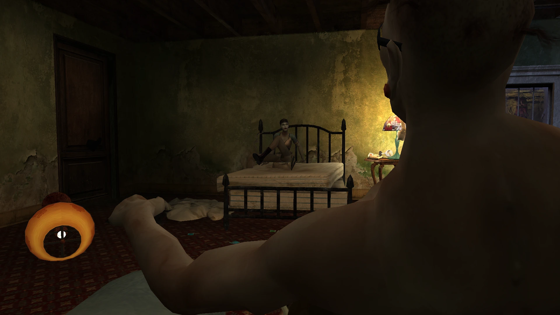 Vista por encima del hombro de personaje sin camisa que extiende la mano hacia personaje femenino sentado en cama en habitación antigua y oscura