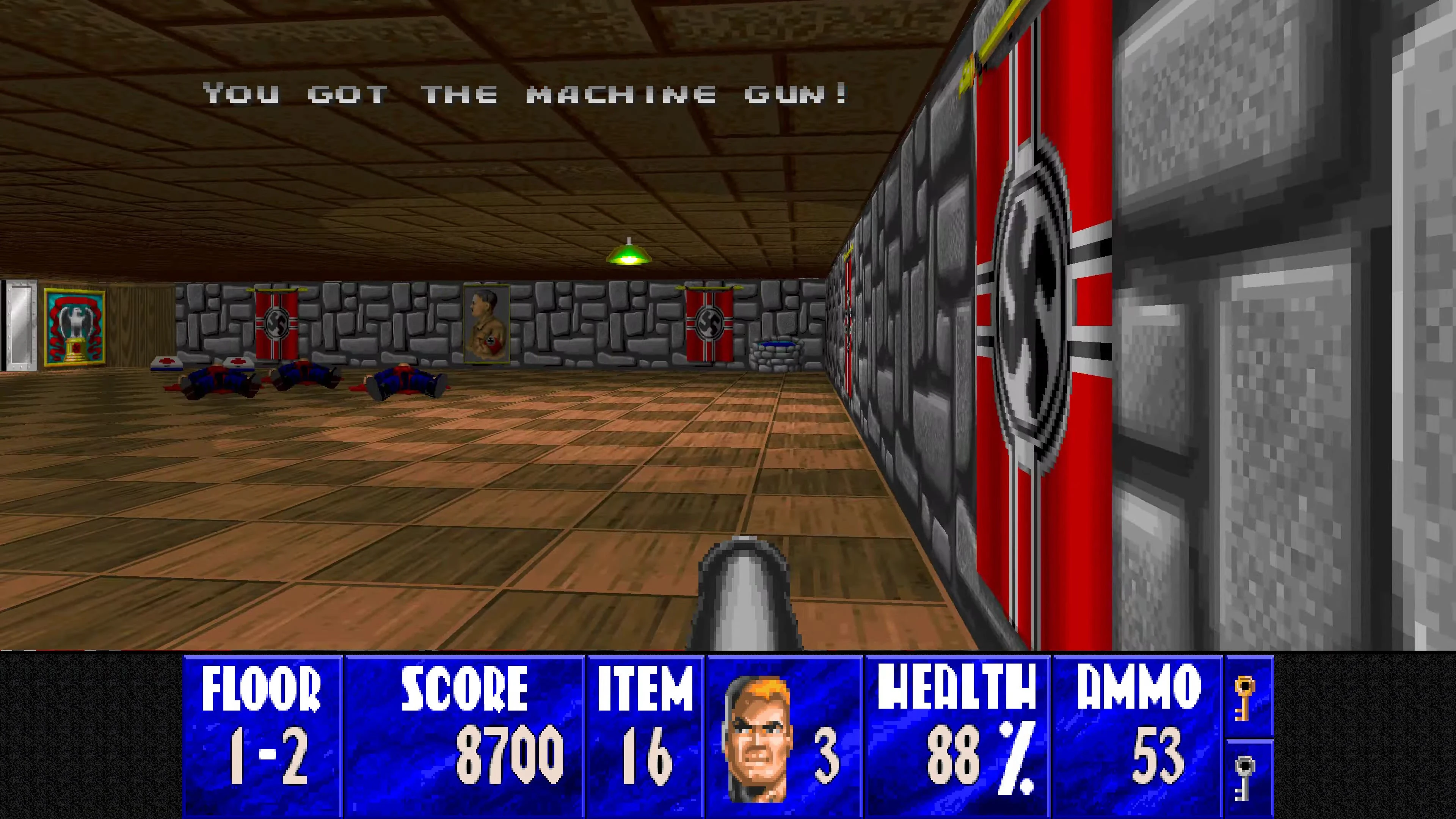 Zrzut ekranu moda Wolfenstein 3D HD pokazujący podniesienie karabinu maszynowego i HUD statystyk