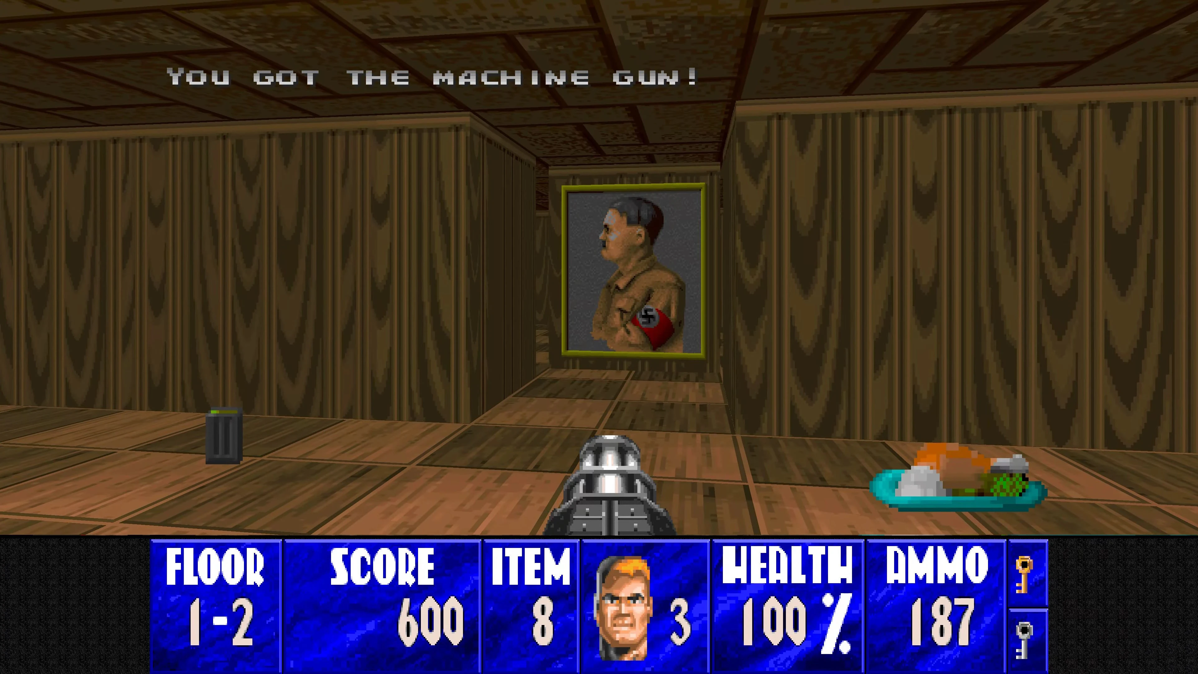 Zrzut ekranu moda Wolfenstein 3D HD z komunikatem o zdobyciu karabinu maszynowego i portretem nazisty na drewnianej ścianie